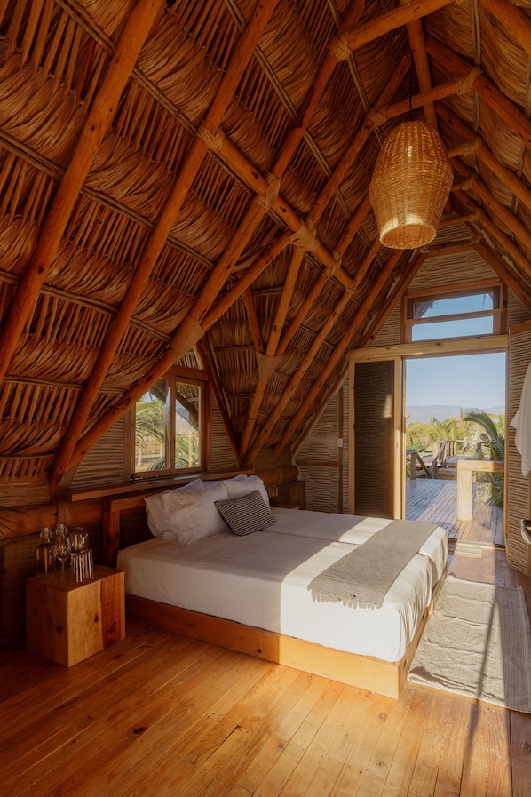 Tree House, 1 King Bed | Free WiFi, bed sheets