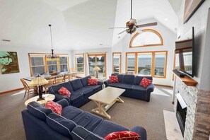 Smart TV, chimenea, videojuegos