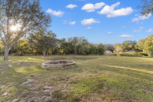 Lakeview Poolside Retreat: Gated 3-Acre Paradise, Perfect for Events & Escaping!