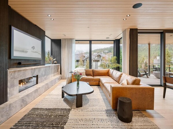 Smart-TV, Kamin, Stereoanlage