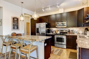 Kylskåp, mikrovågsugn, ugn och spishäll