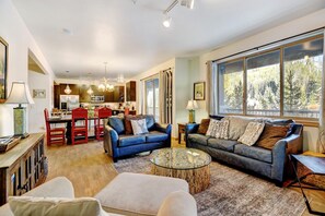 Smart TV, chimenea, biblioteca de música, videoteca