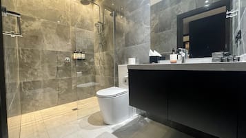 Executive Studio Suite | Bathroom | Shower, towels