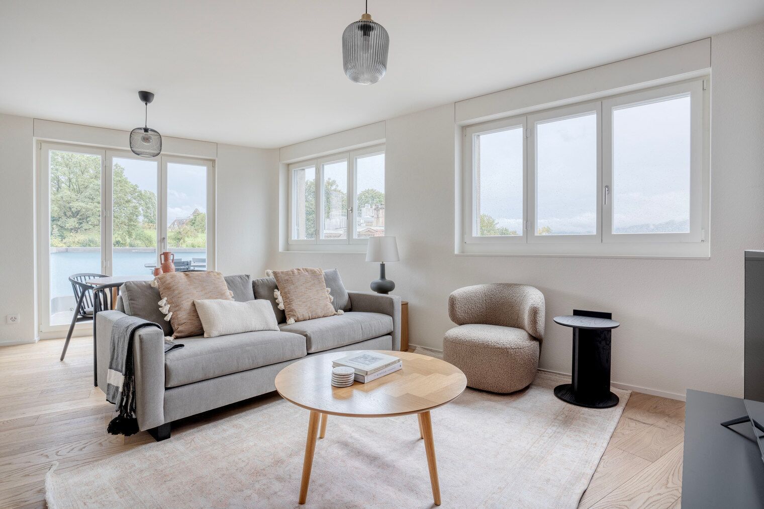 Una televisión, un reproductor estéreo