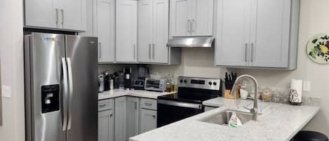 Kjøleskap, mikrobølgeovn, ovn og kokeplater