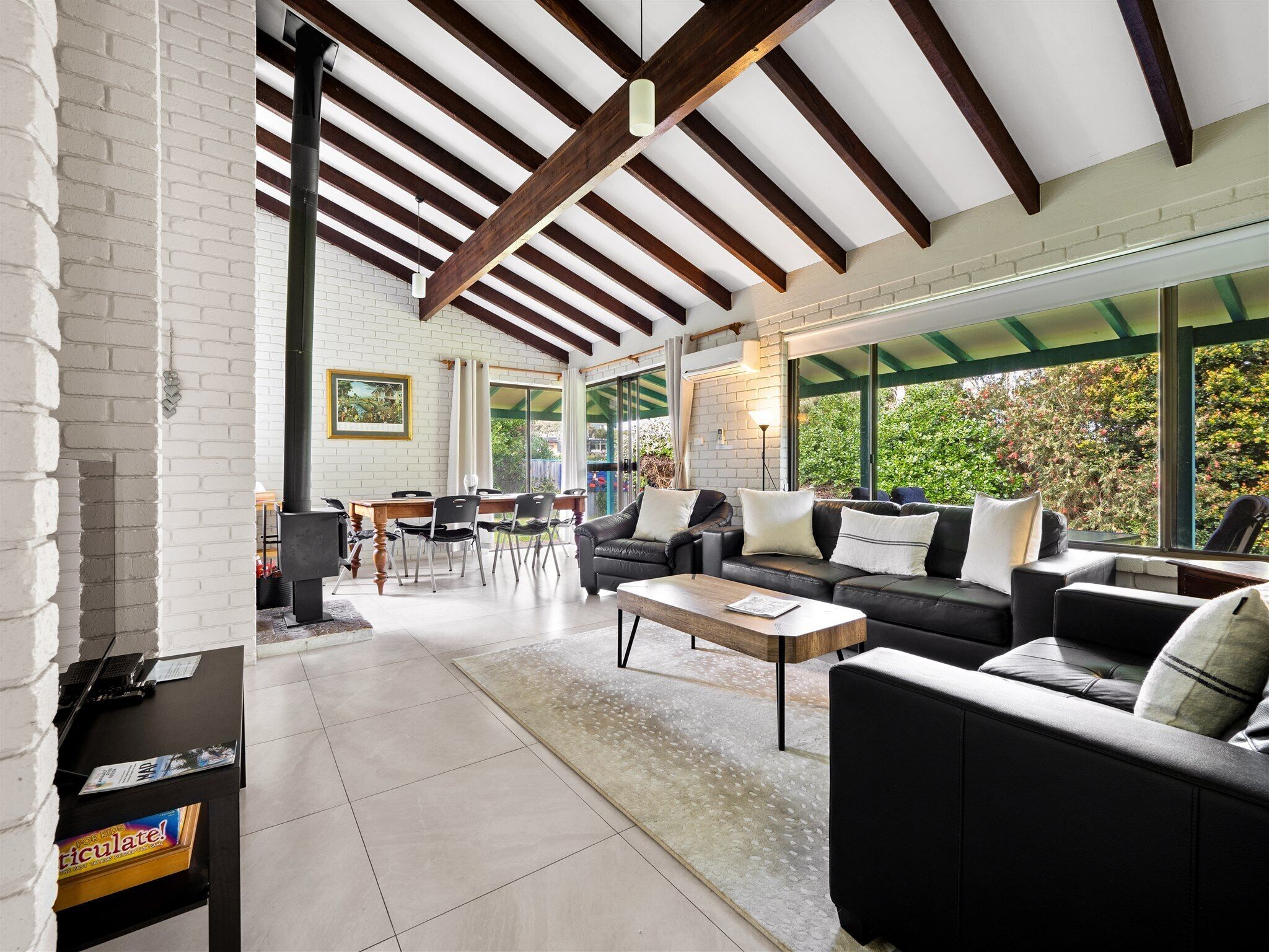 Televisie en een open haard