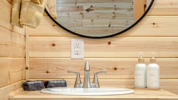 Chuveiro, secador de cabelo, toalhas de banho, sabonete