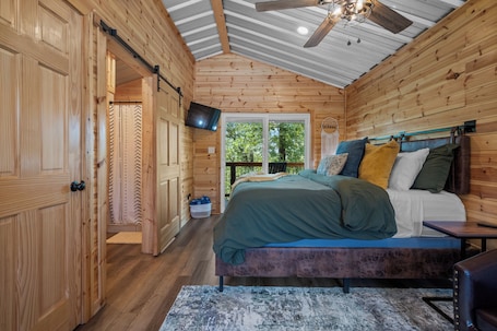 1 bedroom, free WiFi, bed sheets. Cabin #4 @ Rock Creek Cabins! Kin Bed! 15 min. from National Park! Pet Friendly!