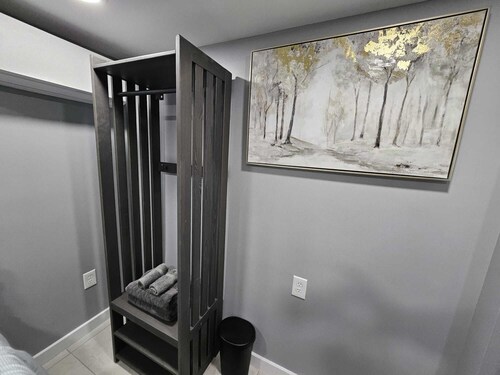 Luxury 2 BR Apt Near Philly & Airport. Free Parking.