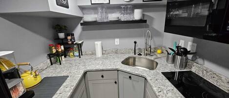 Refrigerador, microondas, parrilla de estufa y cafetera y tetera