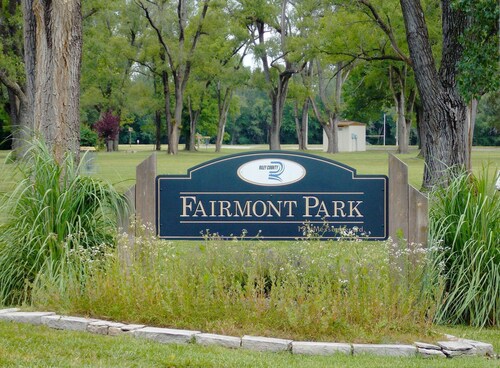 Luxury 2 BR Apt Near Philly & Airport. Free Parking.