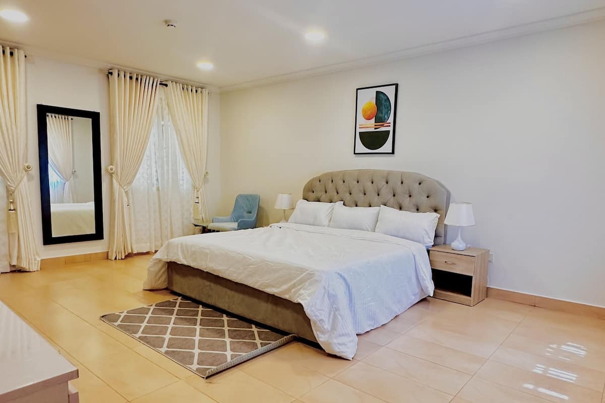 Quarto empresarial | 4 quartos, acesso grátis à internet com fio, roupa de cama