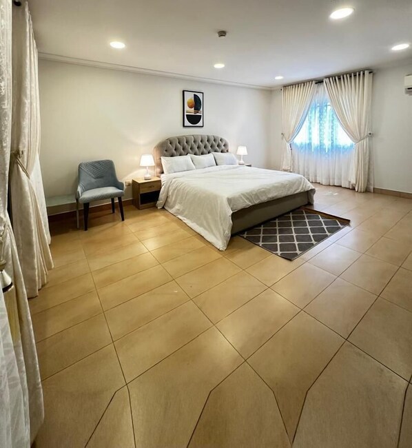 4 bedrooms, free wired internet, bed sheets - Asokoro (Abuja)