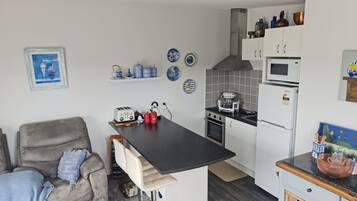 Geladeira, micro-ondas, fogão, cooktop