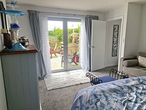 Televisión, reproductor de DVD, libros y estéreo 