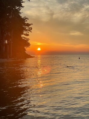Sun-loungers, beach towels - Enjoy the beach & the woods while you relax & unwind at Wandering Woods Bungalow (Montross)
