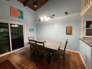 Dining - Enjoy the beach & the woods while you relax & unwind at Wandering Woods Bungalow (Montross)
