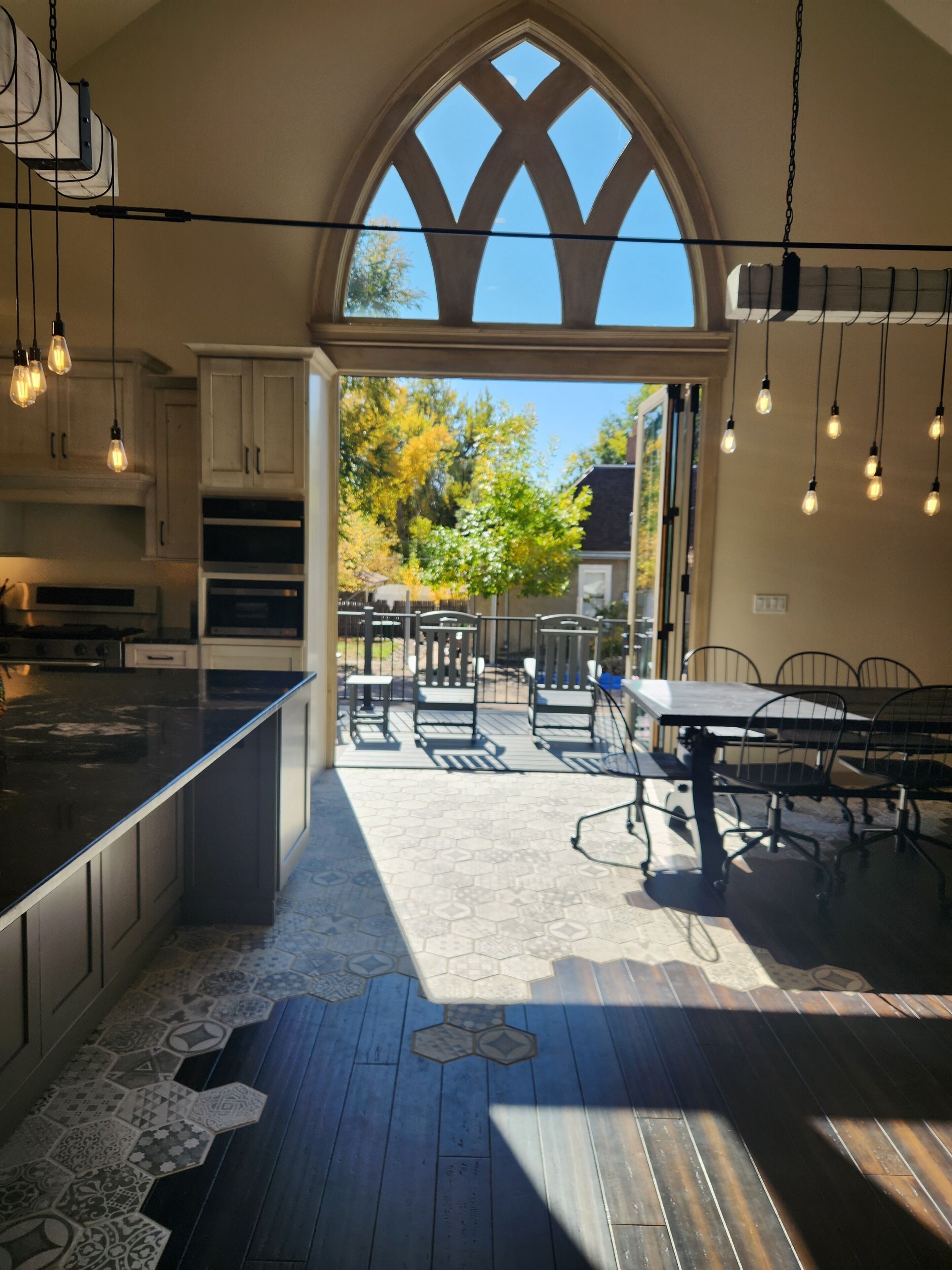Converted Historical Church: 2 king bed suites, gourmet kitchen, wheelchair acss