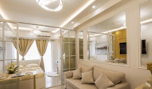 Luxury Condo, 1 Bedroom, Kitchen, Pool View
