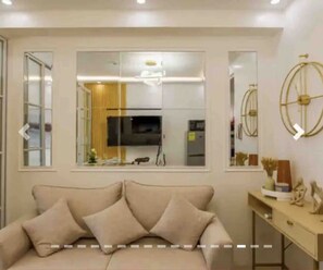 Apartamento de lujo, 1 habitación, cocina, vistas a la piscina | Zona de estar