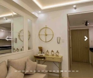 Apartamento de lujo, 1 habitación, cocina, vistas a la piscina | Zona de estar