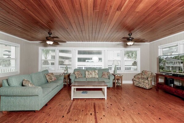 Een televisie, tafelvoetbal en boeken