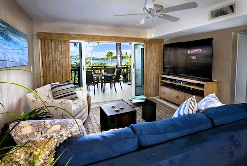 Beachfront 2 Bedroom 2 Bathroom Condo with Full Ocean Views
