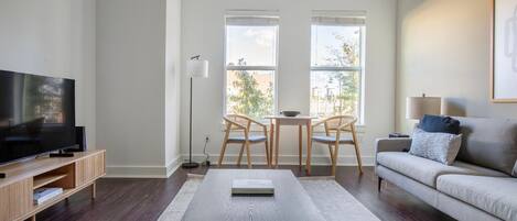 Een televisie en een stereo