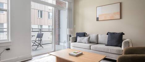 Een televisie en een stereo