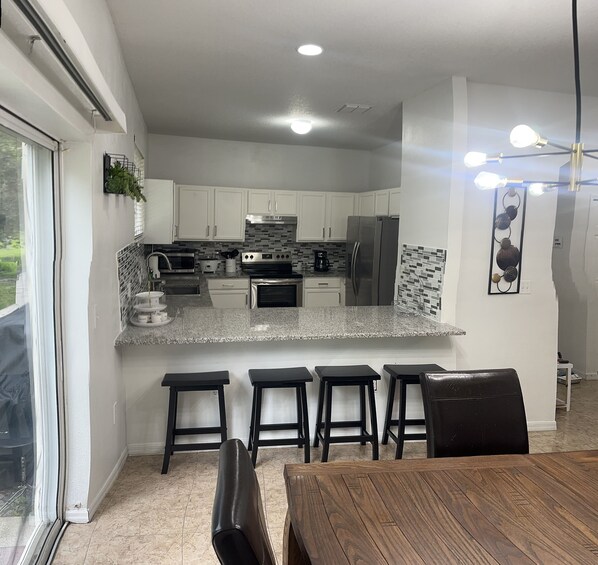 Fridge, microwave, oven, dishwasher - Casa Adosada Cómoda y Central ! Cerca a Disney (Kissimmee)