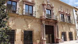 Un edificio histórico con detalles arquitectónicos ornamentales, incluyendo columnas y molduras decorativas.
