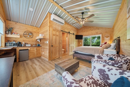 1 bedroom, free WiFi, bed sheets. Cabin #2 @ Rock Creek Cabins! Back Porch to Enjoy the View & Pet Friendly!