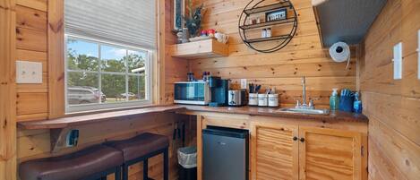 Réfrigérateur, micro-ondes, cafetière/bouilloire, grille-pain