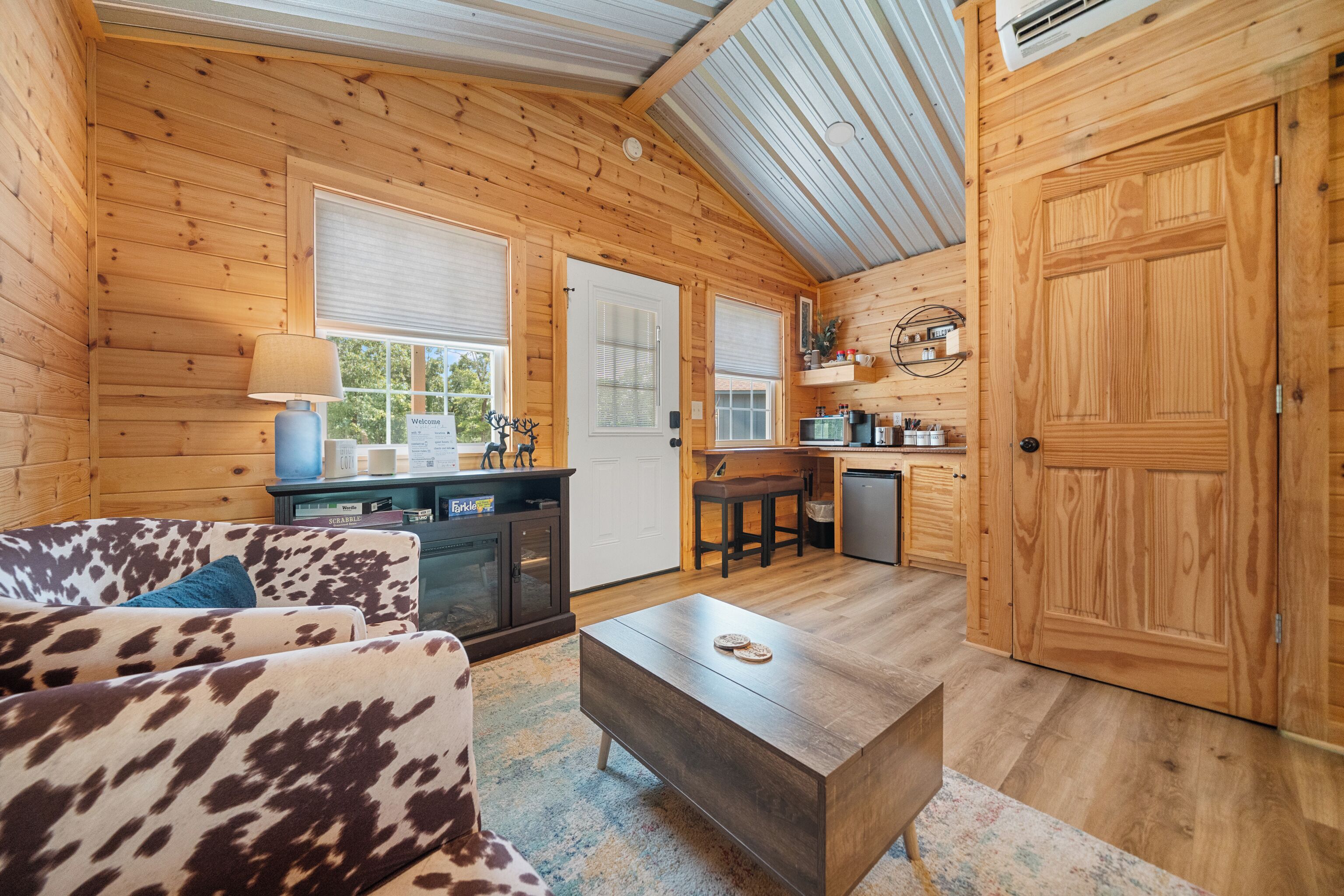 Smart TV, caminetto, libri