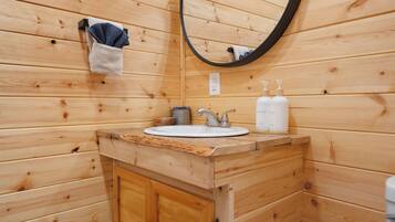 Chuveiro, secador de cabelo, toalhas de banho, sabonete