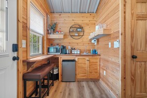 ثلاجة، ميكروويف، ماكينة لصنع القهوة/الشاي، محمصة خبز