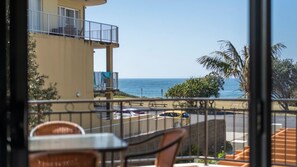 Outdoor dining - Breakers 1/8- Stone Real Estate Yamba (Yamba)