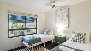 3 bedrooms, iron/ironing board, free WiFi, bed sheets - Breakers 1/8- Stone Real Estate Yamba (Yamba)