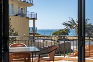 Outdoor dining - Breakers 1/8, Endless views overlooking Pippi Beach (Yamba)