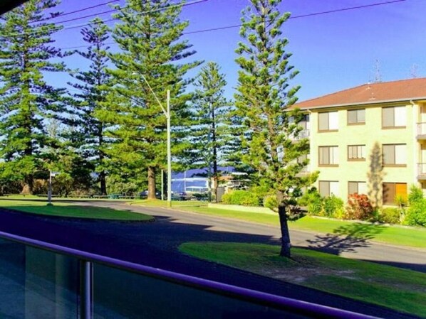 Property grounds - Seaspray 8, Walking distance to everything. (Yamba)
