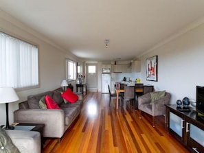 TV - Seaspray 8, Walking distance to everything. (Yamba)
