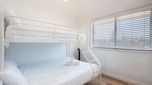 3 bedrooms, iron/ironing board, free WiFi, bed sheets - Edgewater 1- Ocean Views- Stone Real Estate Yamba (Yamba)