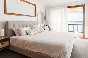 2 bedrooms, iron/ironing board, free WiFi, bed sheets - Peninsula Court 5, Watch the dolphins frolic (NSW)