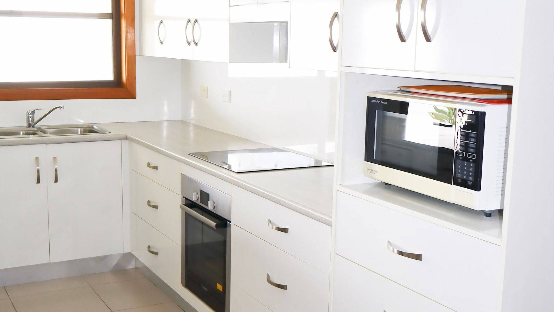 Geladeira, micro-ondas, fogão, cooktop