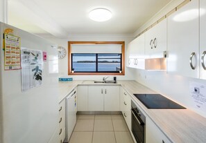 Microwave, oven, stovetop, dishwasher - Peninsula Court 5, Watch the dolphins frolic (NSW)