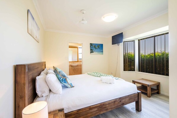 3 bedrooms, iron/ironing board, free WiFi, bed sheets - 11 OCEANIA COURT, 400m from beautiful Pippi Beach- Pet Friendly (Yamba)