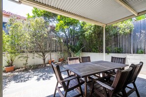 Outdoor dining - 11 OCEANIA COURT, 400m from beautiful Pippi Beach- Pet Friendly (Yamba)