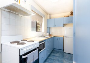 Microwave, oven, stovetop - Yamba Towers 2, Leave the car in the garage and walk everywhere (Yamba)