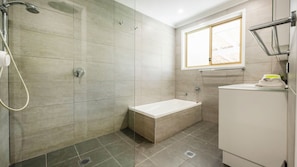 Bathroom - Kailani Beach House - Stone Real Estate Yamba (Yamba)