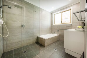 Bathroom - Kailani, Embrace the Yamba lifestyle - laid back and salty (Yamba)